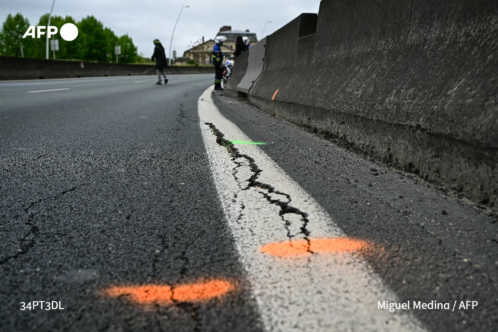 L'autoroute A13 entre le boulevard périphérique parisien et l'A86 sera fermée dans les deux sens de circulation au moins jusqu'à lundi à la suite d'un 'mouvement de terrain' qui a fait apparaître une importante fissure au niveau de Saint-Cloud (Hauts-de-Seine) #AFP