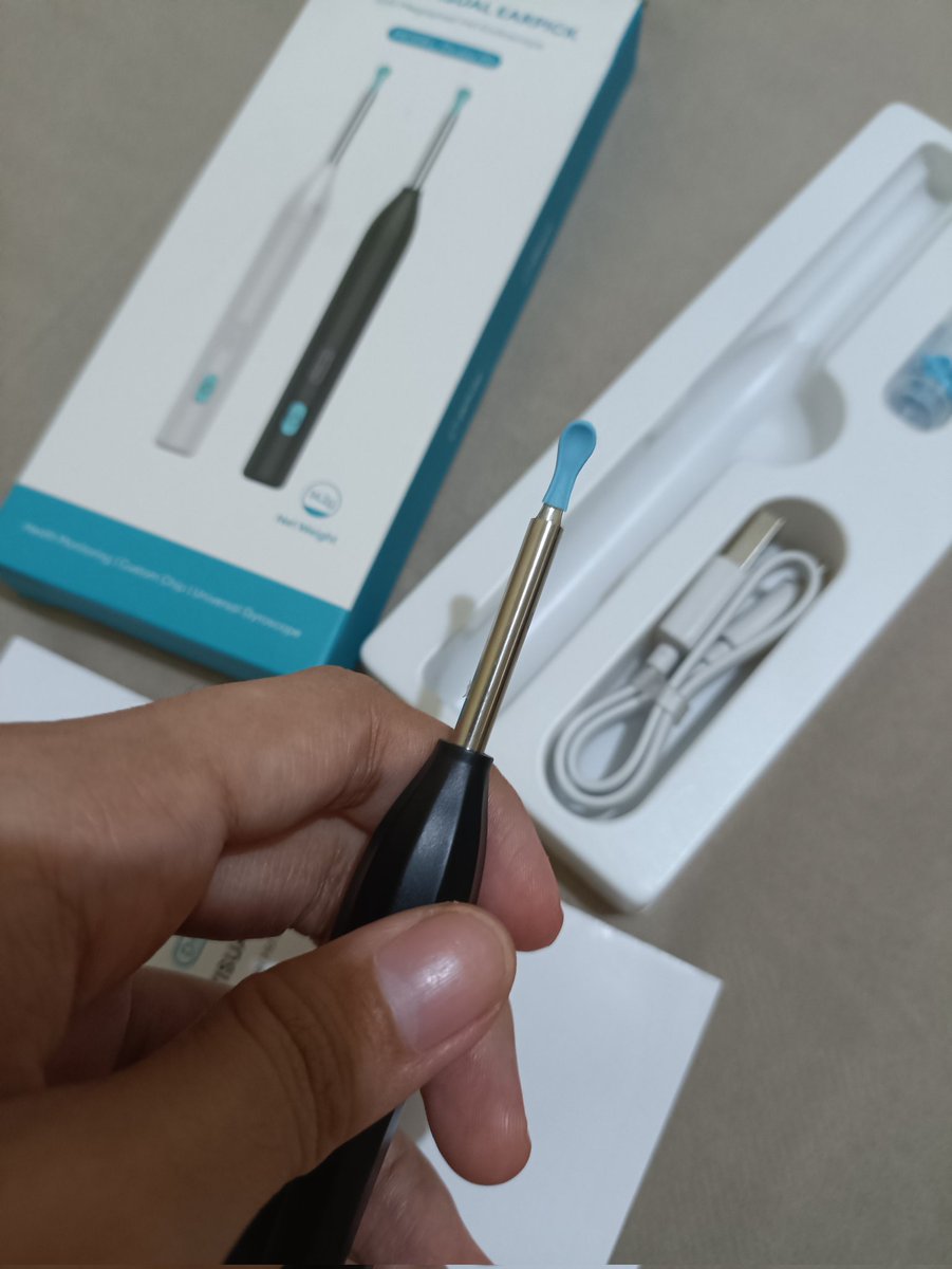 urbeztieee's tweet photo. Karena rasanya gregetan, akhirnya beli dah si alat pembersih kuping ini. Ada kamera dan lampunya dan bentuk pengambil kotorannya tuh kek sendok gt kan, jd bisa nyendok gt. https://t.co/8tOYQst6Pn