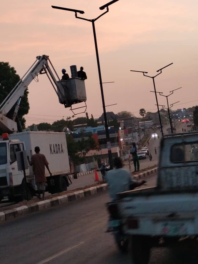 KDSG WARNS AGAINST STREETLIGHT VANDALISM ADMIST REPLACEMENT.

The administration of Gov @ubasanius uhas embarked on a replacement exercise of non-functioning streetlights in the state.
However, It has come to the notice of the management of Kaduna Roads Management Agency (KADRA)