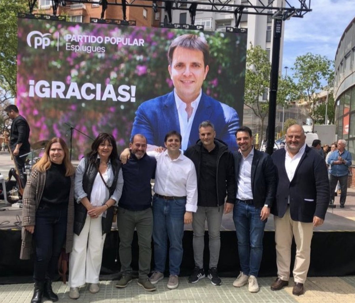 Última Hora: el presidente del PP de Esplugues se ve forzado a dimitir tras engancharle el Ayuntamiento pasando facturas personales.

Había pagado jamón ibérico, vinos, quesos y carritos de bebé con dinero público. 

Con razón daba las gracias...

No verás esto en Ciudadanos.