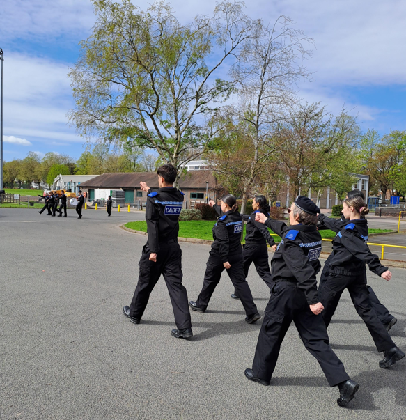 CadetsWMP's tweet photo. 🥁Our more experienced #1DC Cadets learning Drill, marching to sound of the Bass Drum🥁 & our newer Cadets are looking just as good. We have 15 FREE PLACES available for 13 - 17 year olds 👮♂️👮♀️@EdgbastonWMP @WMPolice . Join us Email cadets@westmidlands.police.uk & quote #DrumCorps https://t.co/NiYmRxqGQn