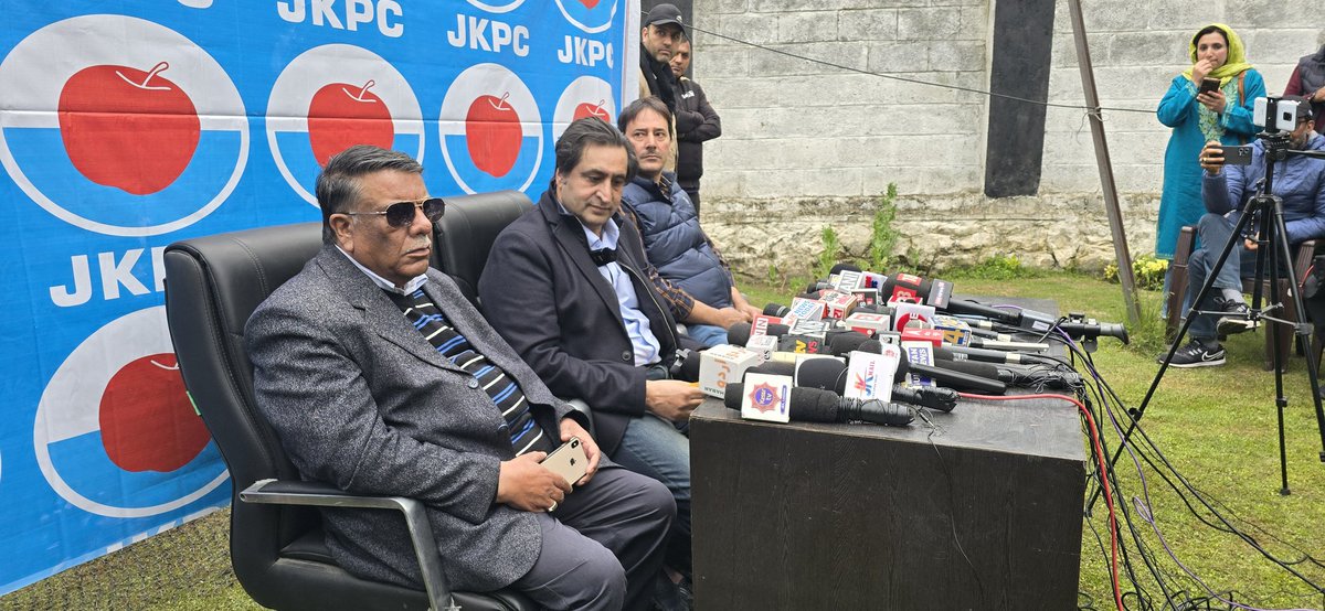 PC's @sajadlone urges Apni Party's #AltafBukhari to unite against vote division in #NorthKashmir. Let's combine 'anti-NC' votes for stronger representation. PC committed to supporting Apni Party's candidate in Srinagar. 
@JKPCOfficial
#VoteWisely #BaramullaLokSabha