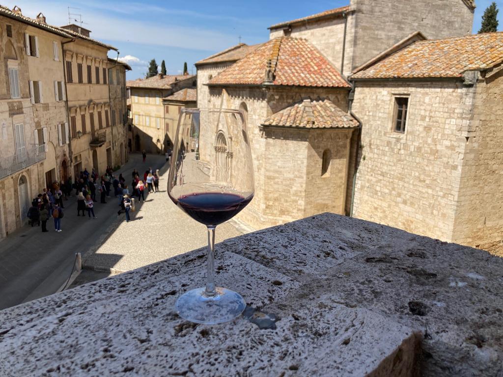 #eventi
Metti dei #vini d’eccellenza, metti un paesaggio Patrimonio #Unesco e avrai l’#OrciaWineFestival: dal 25 al 28 aprile a #SanQuiricodOrcia la mostra mercato dedicata a degustazioni, visite in cantina, trekking e masterclass 
bit.ly/OrciaWineFesti…
Ph OrciaWineFestival Fb