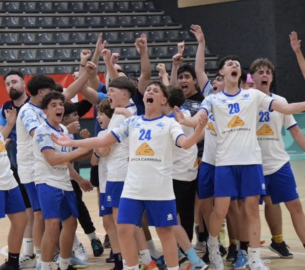 📢🅴🆂🆃🅰🅼🅾🆂 🅴🅽 🅻🅰 🅵🅸🅽🅰🅻 

Día histórico para nuestro club que consigue ser finalista por primera vez en este formato de competición. 

Gran labor la de estos pequeños y su cuerpo técnico 👏

¡Enhorabuena! Para nosotros es un orgullo veros defender estos colores 💙