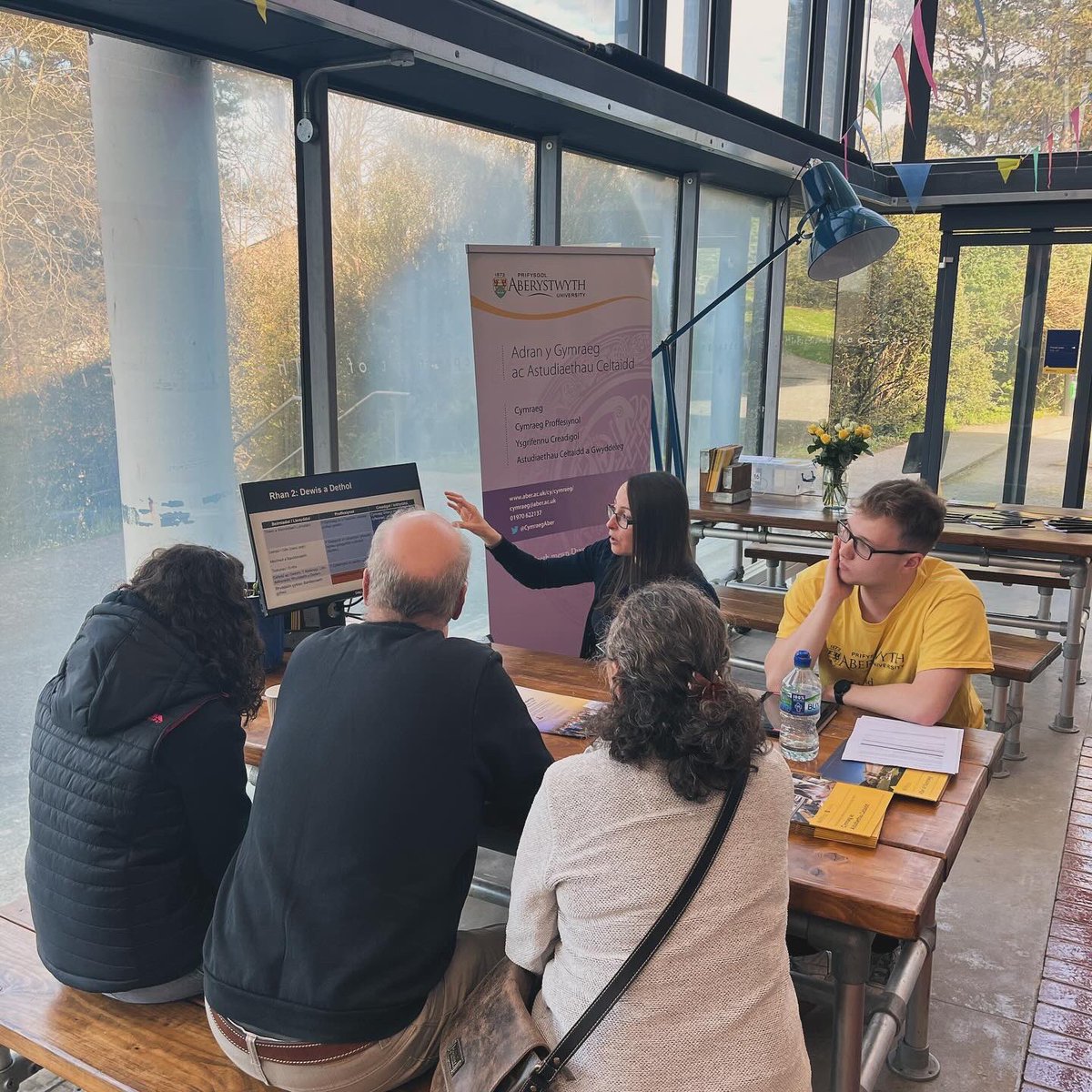 CymraegAber's tweet photo. Mae’r haul yn gwenu ar ein Diwrnod Agored heddiw - a’n cydweithwyr yn @AberystwythTFTS yn codi’r bar drwy wneud pice ar y maen mewn gweithdy ffilmio! #Cymraeg #Creu #BACydanrhydedd https://t.co/XHJnHux47i