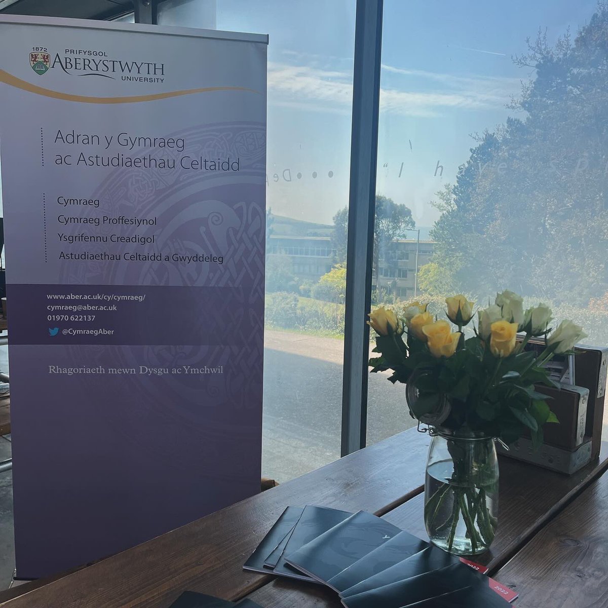 CymraegAber's tweet photo. Mae’r haul yn gwenu ar ein Diwrnod Agored heddiw - a’n cydweithwyr yn @AberystwythTFTS yn codi’r bar drwy wneud pice ar y maen mewn gweithdy ffilmio! #Cymraeg #Creu #BACydanrhydedd https://t.co/XHJnHux47i