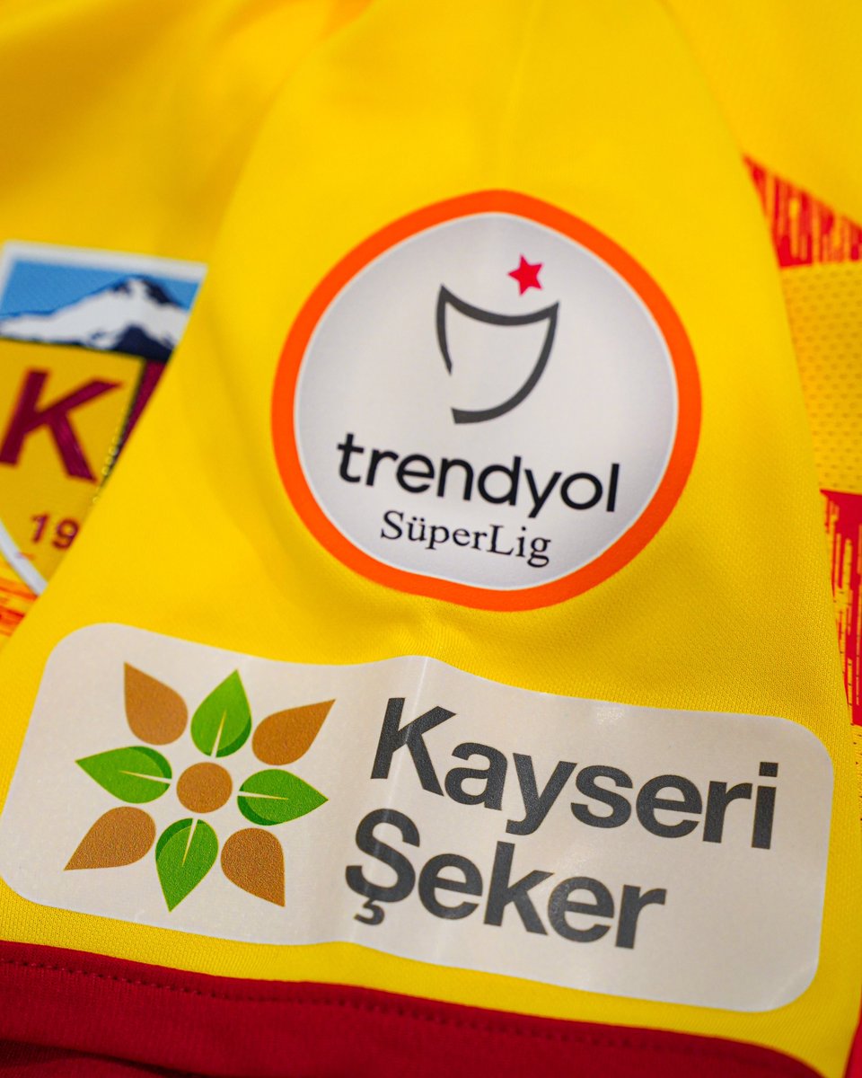 🟡🔴 Takımımız karşılaşmaya çubuklu forma, kırmızı şort ve sarı konç ile çıkacak. 

#KYSR
#KYSvTS
#MondihomeKayserispor