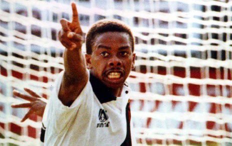 voltasport's tweet photo. 🙏🏾 3️⃣0️⃣ #Dener Augusto
30 años del fallecimiento del jugador brasileño al que le esperaba una gran carrera por delante y que fue sesgada a los 23 años por un trágico accidente de coche, en ese momento tenia todo atado para dar el salto a Europa y el VfB Stuttgart era su destino. https://t.co/SfCIfXgJ1v