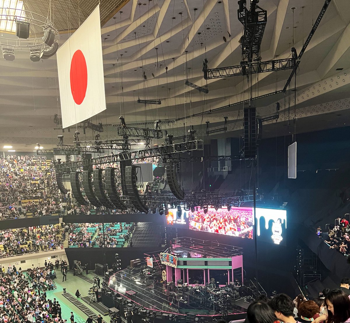 kmnmc98's tweet photo. 最高だった！叫びまくり！セットも演出もセトリもパフォーマンスぜーんぶ天才！
愛錠とHi FIVE!が特にお気に入り❤︎
大人な演出の愛錠は美しすぎてペンライトを振るのも忘れるくらい。HiFIVE!はメッセージがストレートに伝わってきて涙が出ました。アリーナも期待！
@LiSA_OLiVE 
#LiSAアイスクリーム https://t.co/OYkcmhuBlO