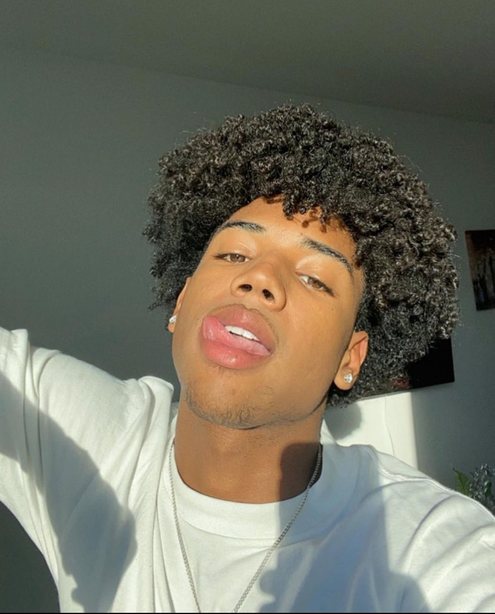 BLEACHEDB0Y's tweet photo. Pretty boy would feel even prettier with a white man’s load on his face. https://t.co/usB9aZ3Csm