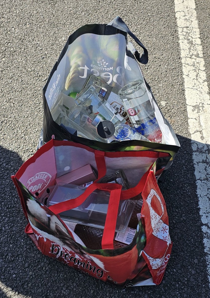 GLOSBIDCPO's tweet photo. @GLOSBIDCPO team assist @GlosCitySafe member and #DocksSecurity with stopping female offender from #OutofTown, female was stopped by a vehicle which had more stolen items, now off to a #RoomWithOutAView
#GreatTeamWorkingWithPartners
#NotInOurCity
#EyesEveryWhere 👀
#OneTeam https://t.co/Meys3xfozU