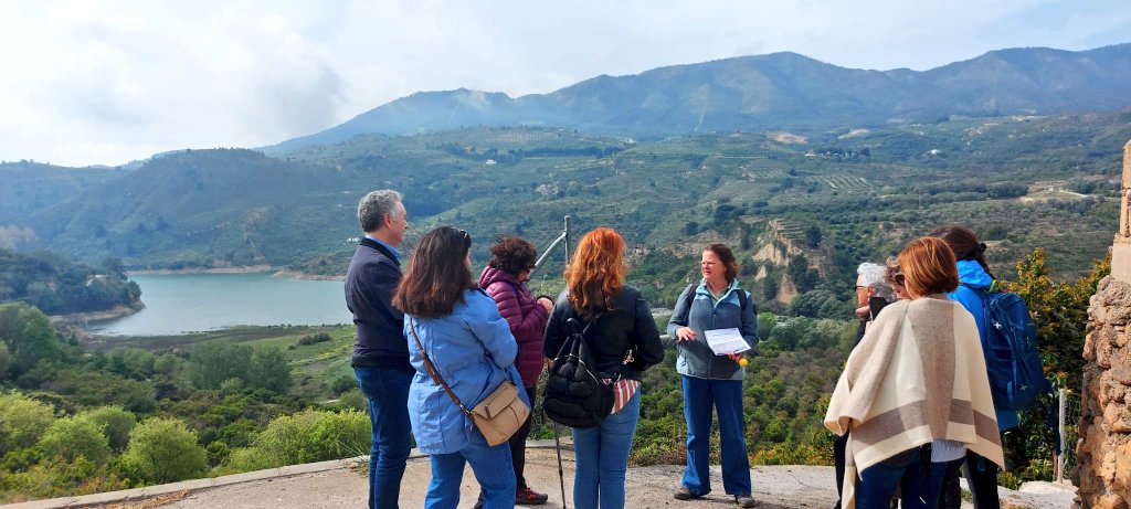 El departamento <a href="/botanicaUGR/">Departamento de Botánica UGR</a> de <a href="/CanalUGR/">Universidad Granada</a> ha preparado una salida al campo para estudiar la flora alergógena de la Región Mediterránea en el marco de su Jornada Botánica