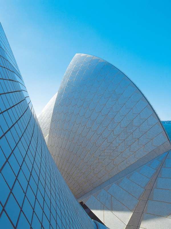 Emocionaelarte's tweet photo. ¿Aprecias en la deconstrucción de la esfera de la
@SydOperaHouse, su dimensión espiritual? ¿Ves el hilo invisible que une a los genios del espacio cuando desafían lo conocido? Vas a #EmocionArte, si al contemplar la obra de #Utzon, sientes a #Gaudí, a #LloydWright o a @FGehry. https://t.co/gI2NTjtPXq