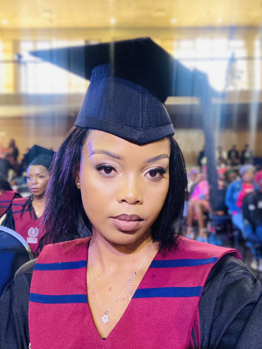 Princess_Peete's tweet photo. “ I graduate with Honours.” Finally did that 🥺❤️,definitely proud of myself. https://t.co/UpSlj1boZe