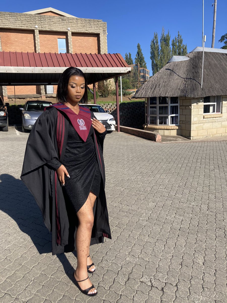 Princess_Peete's tweet photo. “ I graduate with Honours.” Finally did that 🥺❤️,definitely proud of myself. https://t.co/UpSlj1boZe