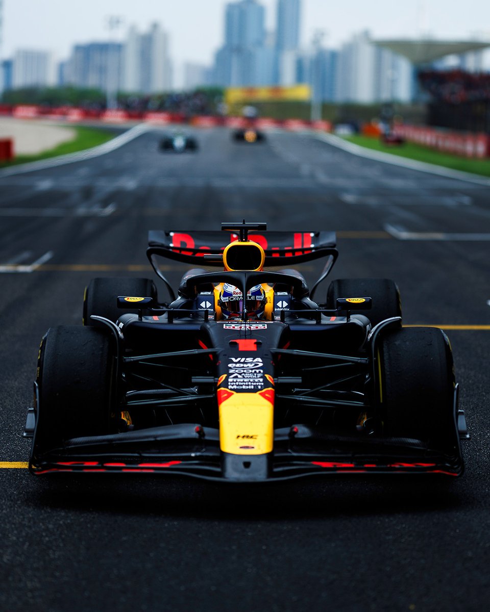 Lining up at the front for tomorrow's #ChineseGP 🇨🇳