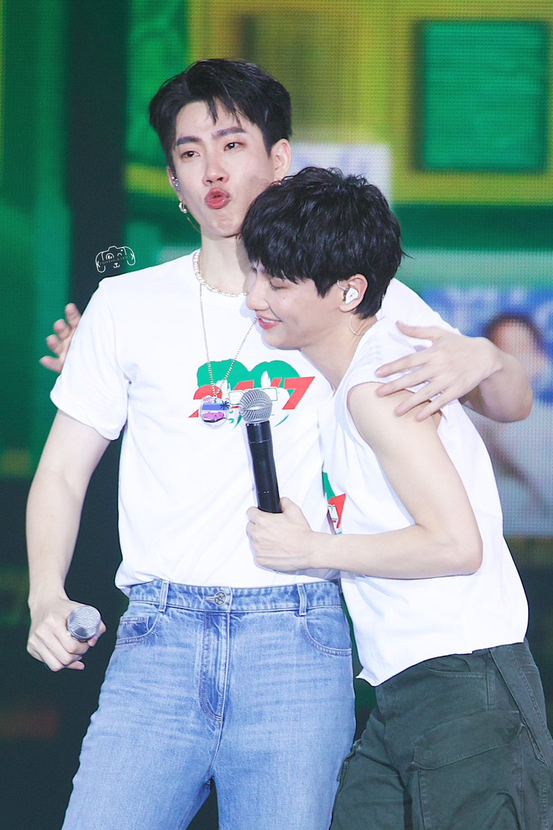 Iam2_dot_'s tweet photo. ૮ ･ ﻌ･ა
20.04.24
HUG HUG this baby 💚💚

#BABII247Concert
#OffGun #ออฟกัน
@off_tumcial @AtthaphanP 
#OffJumpol #ออฟจุมพล
#GunAtthaphan #กันอรรถพันธ์
#KKXOFFGUNJPGs https://t.co/Mu6CBwihZP