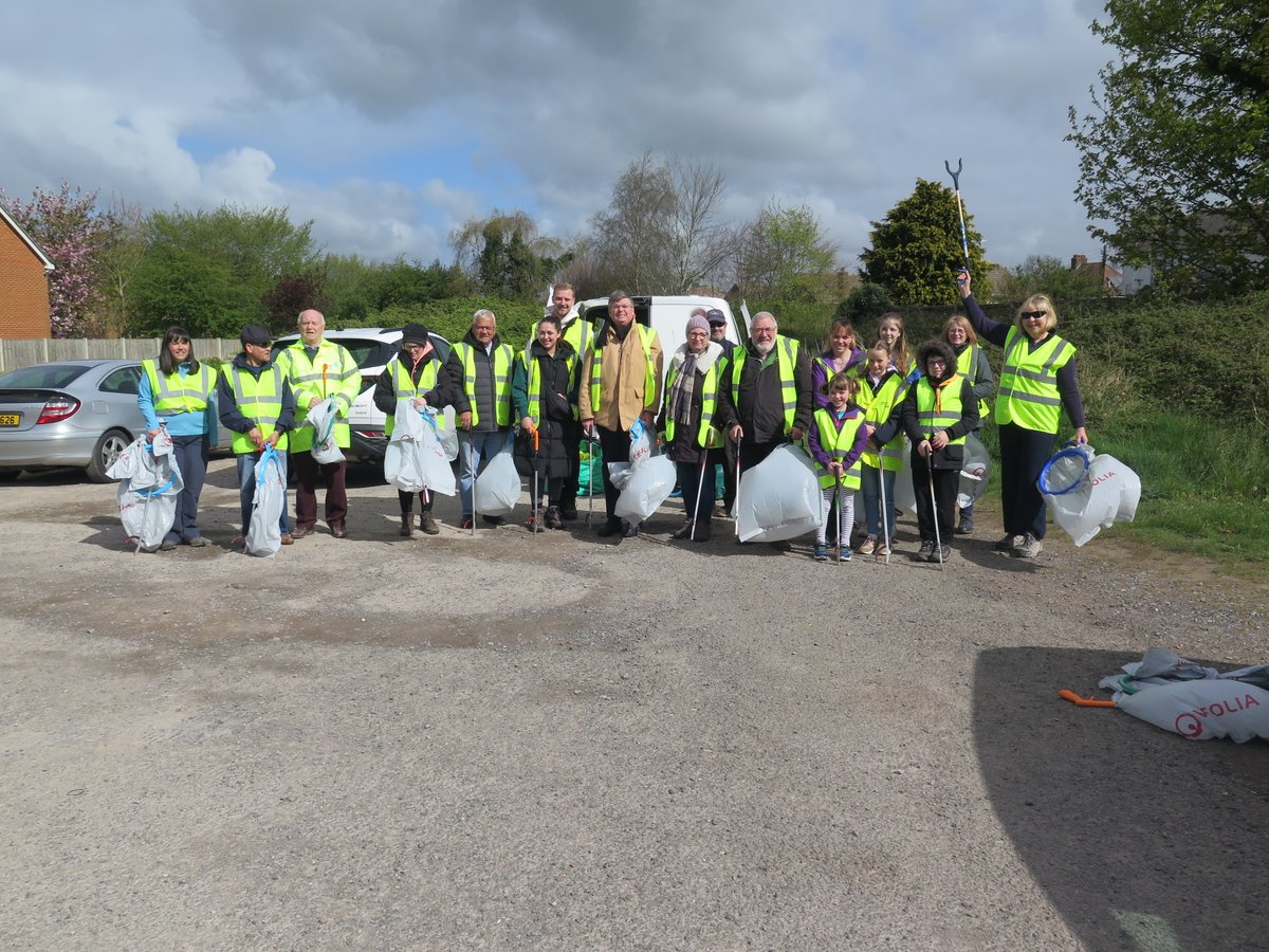 Good to see regulars & newcomers at today's Community Litterpick in #Hawkinge.
The town looked in good order but we collected a surprising amount of litter - mostly sweet wrappers, fag ends, bagged dog poo, bottles & cans. Plenty of bins around so no excuse to drop anything.