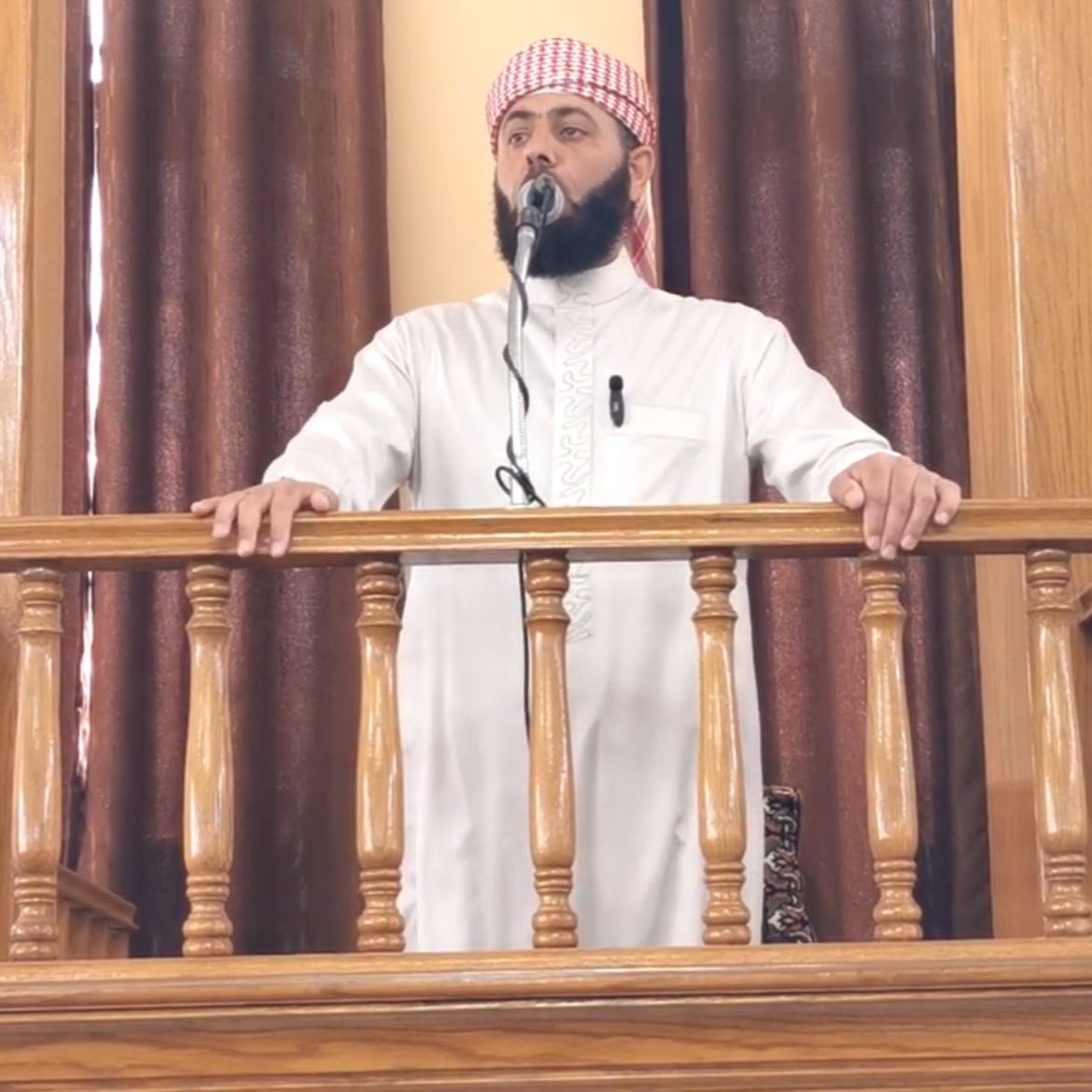 الشيخ مأمون الخليل أبو عزام إمام وخطيب مسجد الفريد في صويلح.
عالمٌ جليل، حافظ وخطيب مفوه عزَّ نظيرة بين الائمة في زماننا. 
تسمع قراءته للقرآن فتخشع لعذب صوته بالقران الكريم.
تسمع خطبته فتتأثر لغزير علمه وفصاحة لسانه.
يفتقدة رواد مسجده، حيث انه معتقل منذ صبيحة يوم العيد بدون توجيه