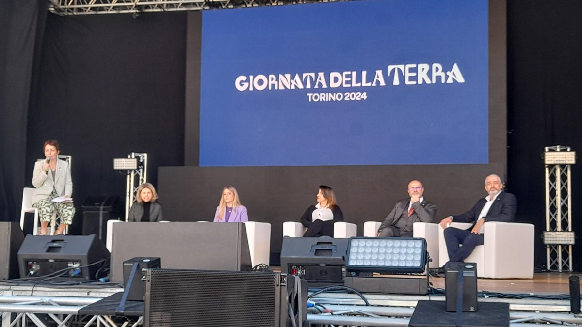 Oggi siamo a #Torino per partecipare a #PlanetWeek, settimana di eventi e dibattiti in vista del #G7 su Clima, Ambiente ed Energia.

Insieme all'inviato speciale 🇮🇹 su #ClimateChange <a href="/FCorvaro/">Francesco Corvaro</a> il direttore UNICEF Italia <a href="/PaoloRozera/">Paolo Rozera</a> e Claudia e Chiara, attiviste di <a href="/YOUNICEFit/">Younicef Italia</a>