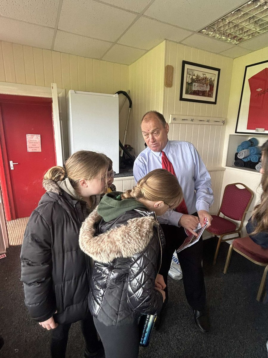 All ready for today’s @BridTownAFC match day sponsors @mkmb! @burlingtonjnr talking to sponsor host Wayne in the hospitality box about his role within the club⚽️🥅🥪 #hospitalitybox #matchdaysponsors