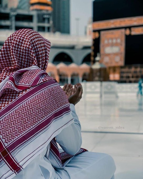 "يا سامعًا صوتَ الضعيفِ إذا شكى
ما لي سواكَ لدمعِ قلبي؛ فاستَجِبْ."♡゙.