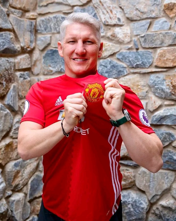 Disrespected by the club Kept that away from the media Still loves the club regardless Bastian Schweinsteiger is one of a kind 🫶