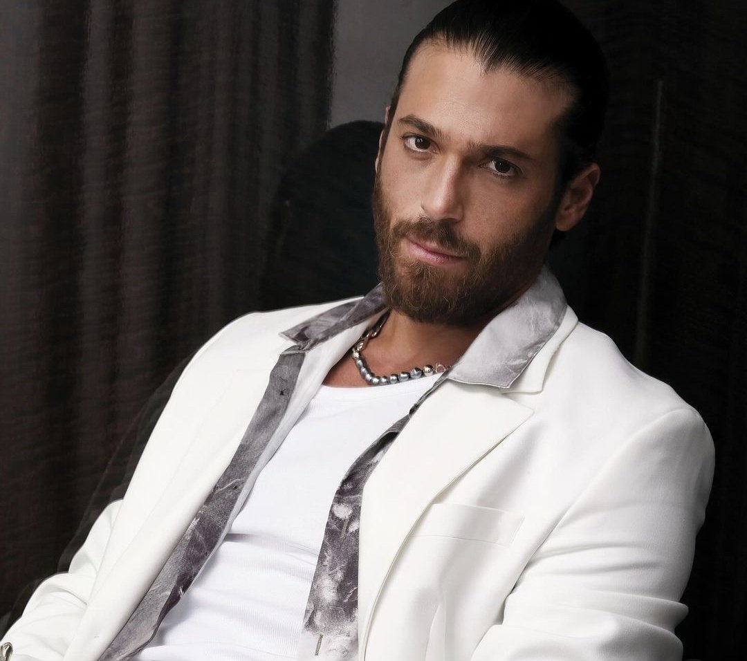 #CanYaman'ın bir takipçisine verdiği cevap sosyal medyada gündem oldu. Oyuncu takipçisine şu cevabı verdi : 'Sizin gibi hayranlarım anlamalı ki benim gibi uluslararası bir aktör diğerleri gibi düşük maaşlı diziler yapmaz.'