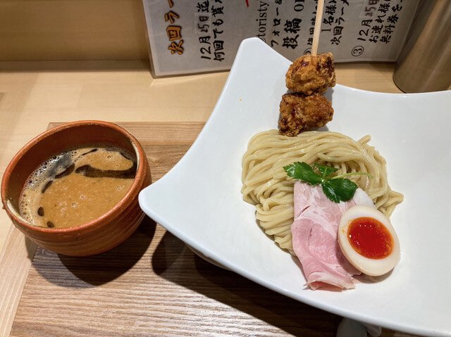 jjnancy's tweet photo. TOMIO近辺=BAR ARENA近辺のおすすめラーメン屋さん5軒目。
「鶏スタイル林」。盛り付けがめっちゃワクワクするしメニューも豊富で気になってます。アリーナから北へ2軒隣。開店前から並んでます。
#森かずお #BARARENA #ライブ #ラーメン #富雄 #餃子大王 #TOMIO https://t.co/4KyvaNbAQr