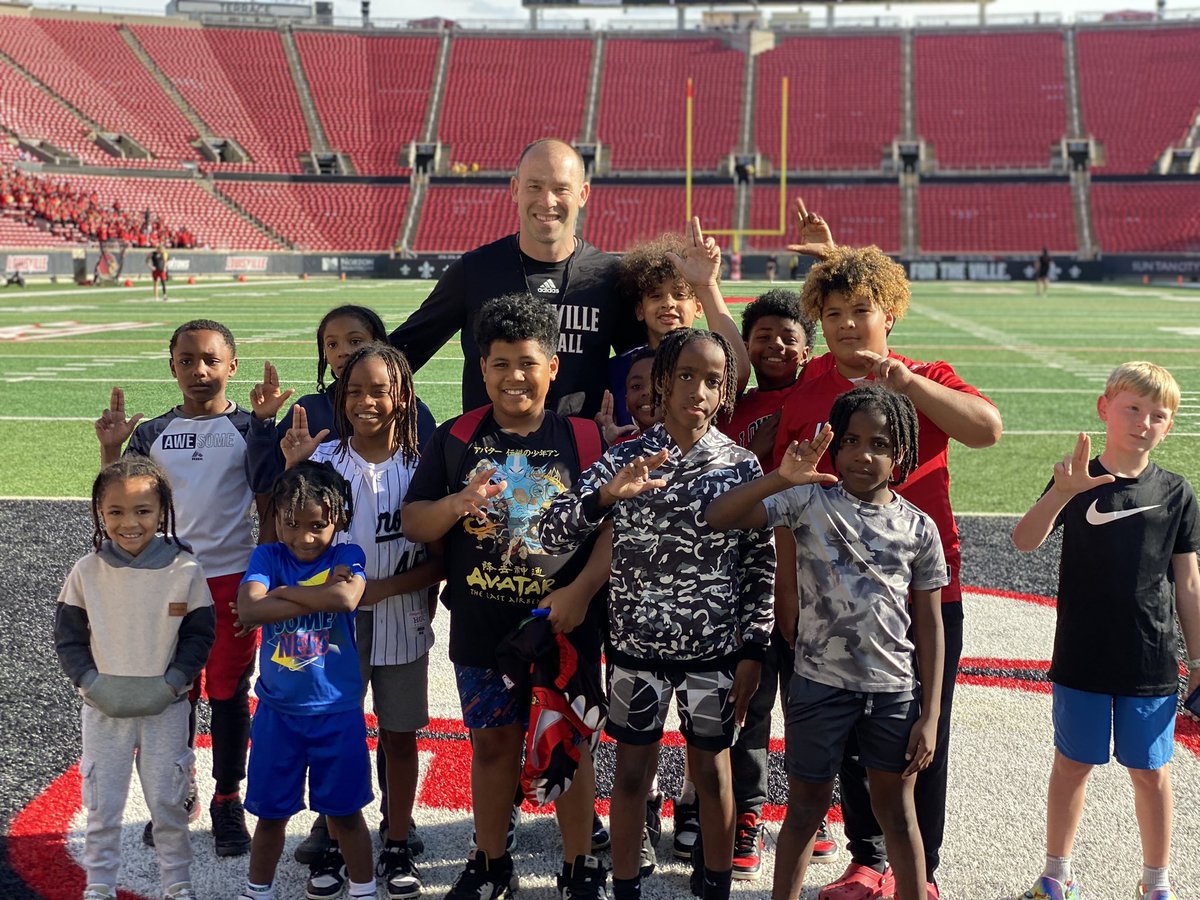 dandy_erik's tweet photo. Spring Game 2k24 @LouisvilleFB   Team looking good @CoachMaslowski appreciate you showing these guys around. https://t.co/zgCznKeyMC