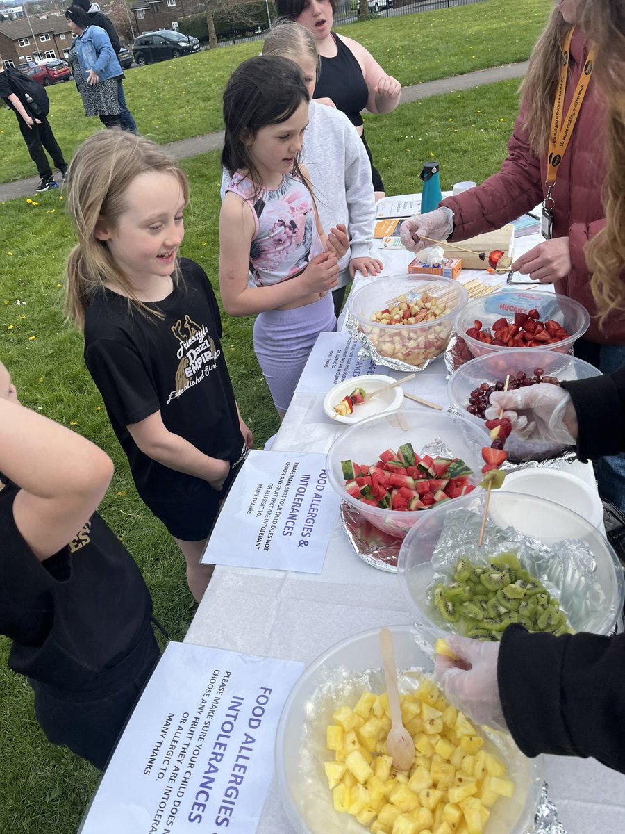 @dazldance children taking part in activities with the amazing @BARCALeeds at the #FarnleyGala #Farnley such a great afternoon  lots of #Dancing #Stalls #CommunityActivities 

@FarnleyCC @FWLabourParty @Child_Leeds @_YourCommunity #OuterWestYAF