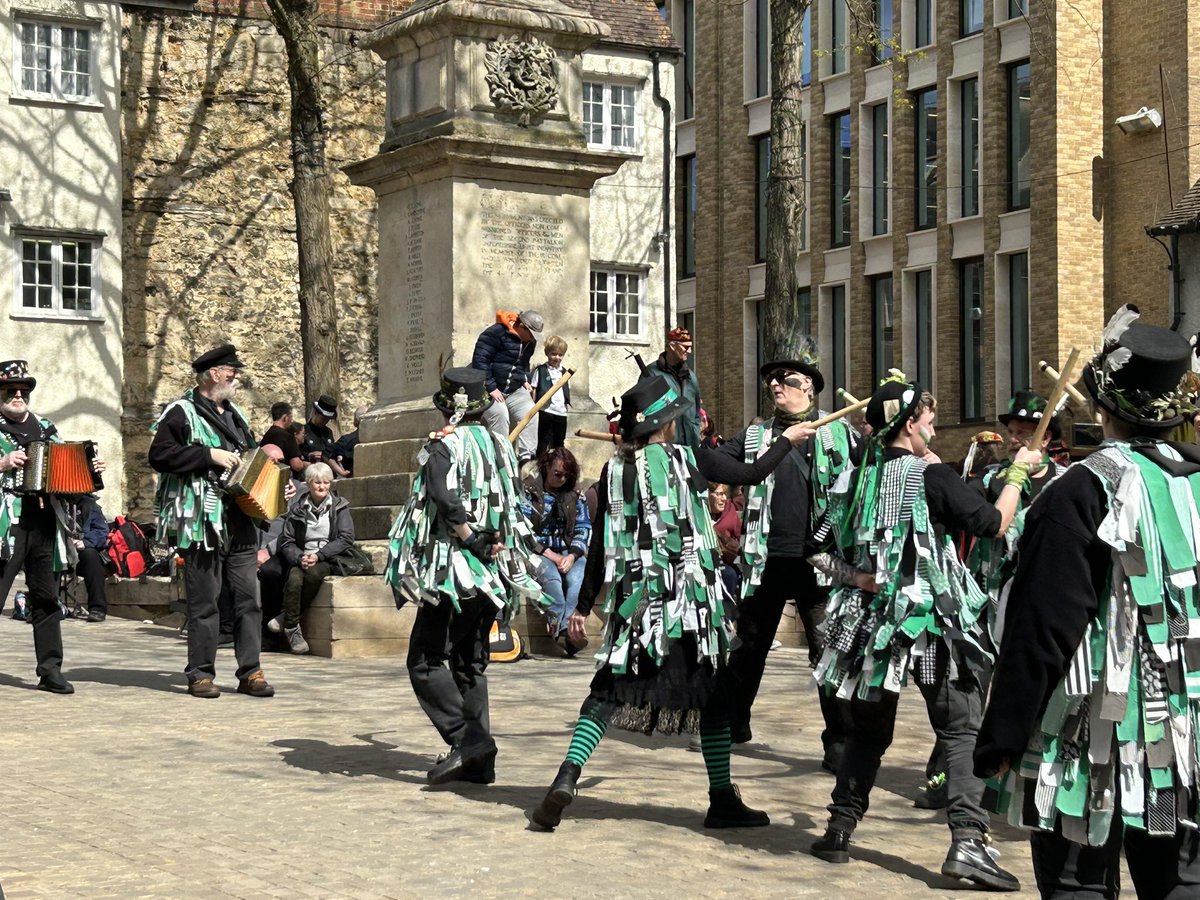 OK now I understand why boarding the Oxford train at Didcot this morning felt like stepping into 17th century rural England 
#MorrisDance #OxfordFolkFest