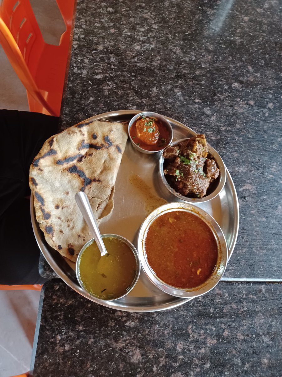 So, we finally settled for this. At Hotel Gavkari, near Saswad, #Pune. 

#Food #eatingout #diningout #PuneFood #khawayya #khaugiri #potoba #food