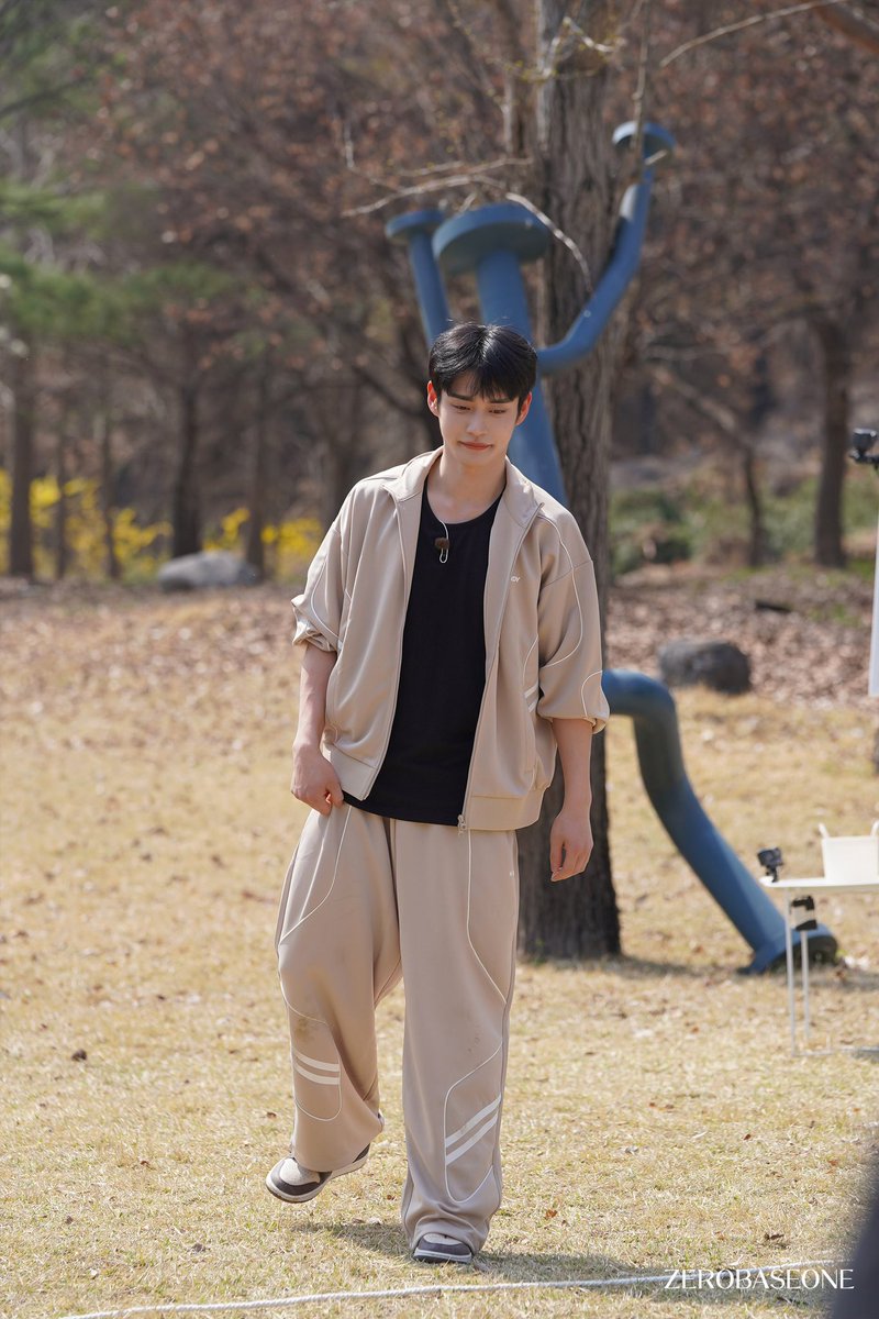 j_S2_u's tweet photo. 240420 어느 날 보이즈 플래닛 잔디밭으로 ZB1이 회귀했다 비하인드 포토 #김지웅 https://t.co/Gm9ZAe6Wzn