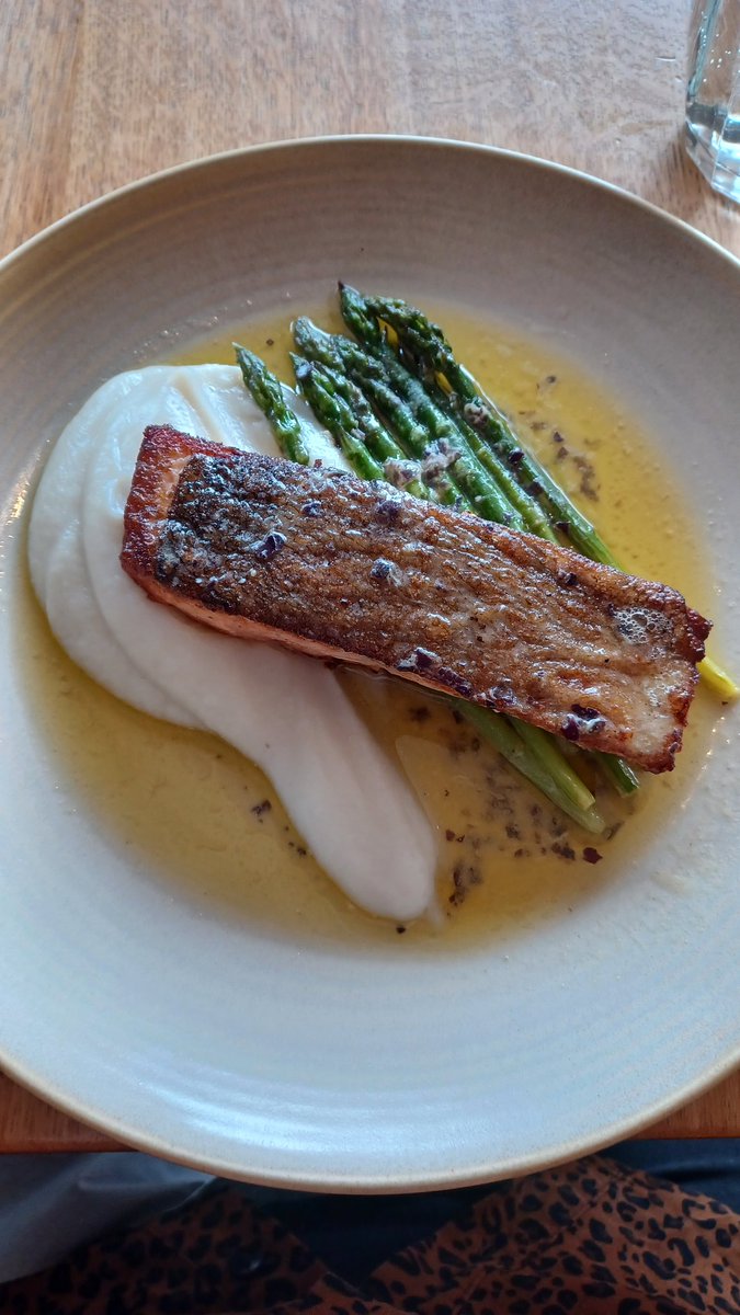 @Continibites Scottish cafe. Pan fried sea trout, cauliflower puree (silky smooth👍) & dulse butter asparagus - a lovely plate of food👏👏👏.