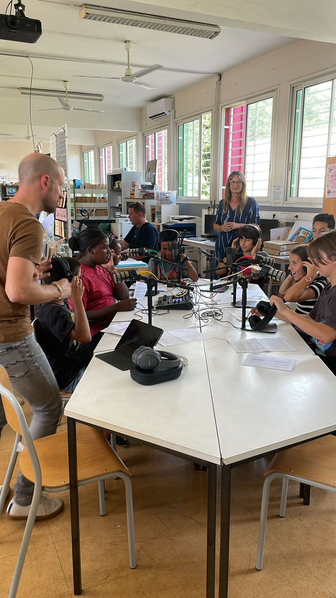 Au collège Marcel Goulett au 🎤, avec inventivité, perséverance et talent ✨️, les élèves réinventent le 🌍. Bonne chance aux 6️⃣ établissements de @AcLaReunion qui participent à ce concours de podcasts 🎛 proposé par @AFD_France Cc @guillomevallet @MezianiJohann