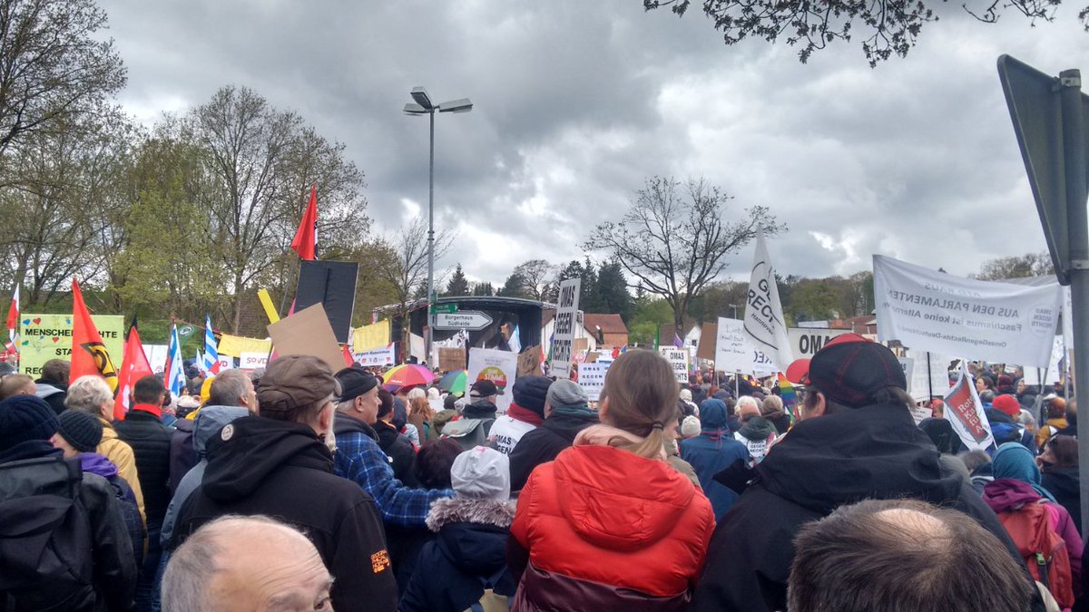 Zusammen gegen die #noafd in #unterluess. Über 2000 Menschen demonstrieren in Unterlüß (Südheide) vor dem Bürgerhaus für Vielfalt und Menschenwürde, wo heute und morgen die AfD Niedersachsen ihren Landesparteitag veranstaltet.
#ce2004
Danke solidarisches-celle.de für die Orga!