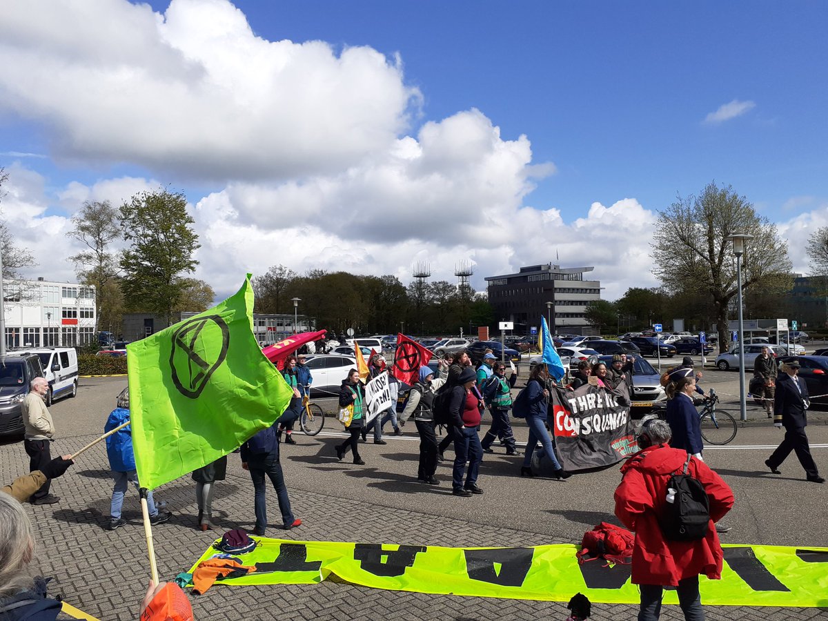 De blokkeerders van de rotonde vlak bij #Groningen @AirportEelde zijn terug op het vliegveld en hebben daarmee de kortstondige blokkade opgeheven. Het signaal is duidelijk, vliegveld Eelde dicht⚠️ Vakantie in eigen land, vliegtuig aan de kant‼️