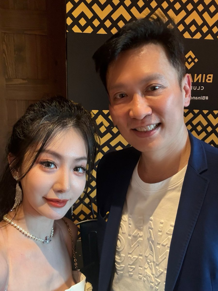 何一姐@heyibinance 本人非常有气质和气场 可是讲话却给人一种很亲切亲和的感觉～一姐也为我们讲了接下来的机遇和挑战未来发展❤️

还见了现任CEO Richard @_RichardTeng 本人很帅气有一种很沉稳的气质 相信在两位的带领下币安也会越来越好

拿稳 $BNB 迎接大牛市✨

#币安迪拜华语见面会 #binance https://t.co/9WNfkusRzp