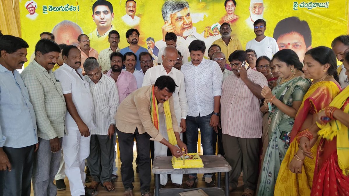 RamarajuPothuri's tweet photo. నర్సాపురం నియోజకవర్గ పట్టణ తెలుగుదేశం పార్టీ కార్యాలయంలో మాజీ ముఖ్యమంత్రి వర్యులు శ్రీ నారా చంద్రబాబు నాయుడు గారి పుట్టినరోజు వేడుకలు నా అధ్వర్యంలో ఘనoగా జరిగింది.
#HBDBabu 
 #pothuriramaraju #narsapuram #TDPJSPBJPWinning #TDPJSPBJPAlliance #narachandrababunaidu https://t.co/6ryuILtRMX