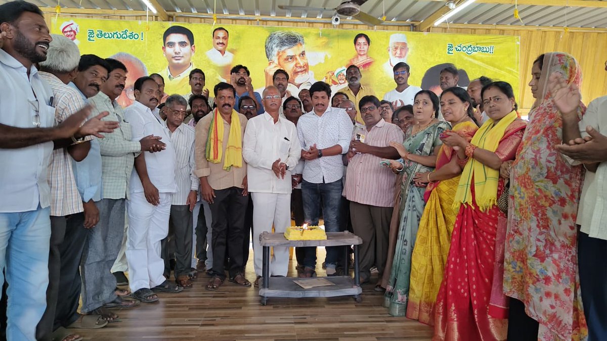 RamarajuPothuri's tweet photo. నర్సాపురం నియోజకవర్గ పట్టణ తెలుగుదేశం పార్టీ కార్యాలయంలో మాజీ ముఖ్యమంత్రి వర్యులు శ్రీ నారా చంద్రబాబు నాయుడు గారి పుట్టినరోజు వేడుకలు నా అధ్వర్యంలో ఘనoగా జరిగింది.
#HBDBabu 
 #pothuriramaraju #narsapuram #TDPJSPBJPWinning #TDPJSPBJPAlliance #narachandrababunaidu https://t.co/6ryuILtRMX