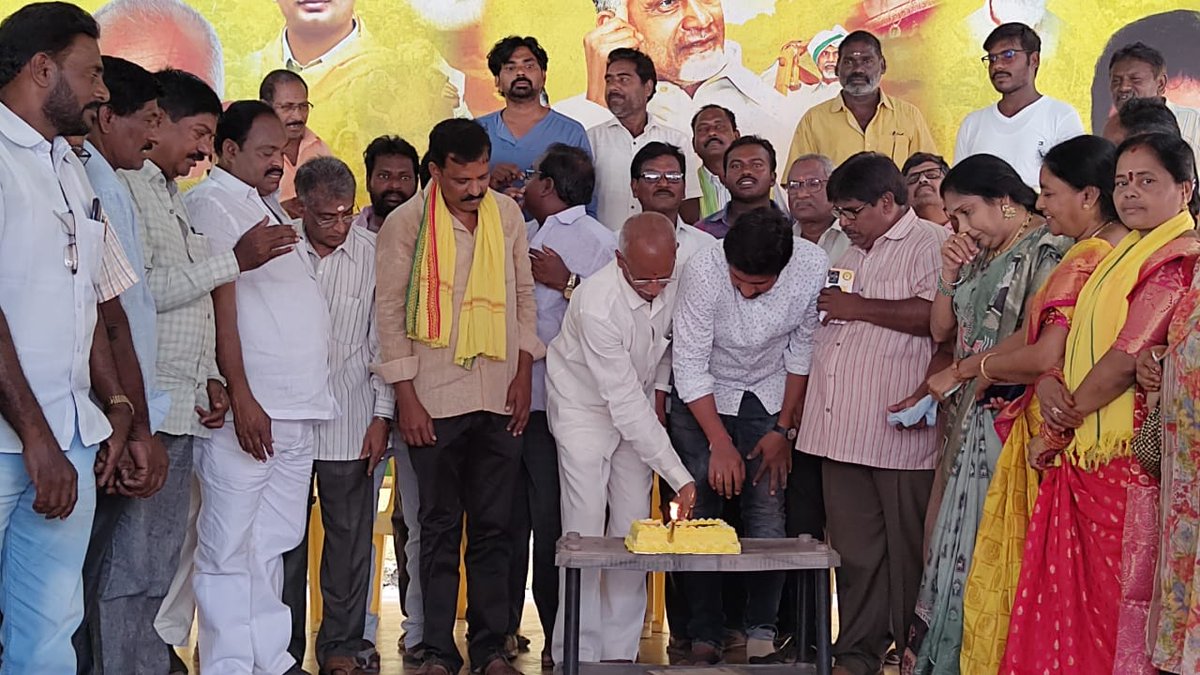 RamarajuPothuri's tweet photo. నర్సాపురం నియోజకవర్గ పట్టణ తెలుగుదేశం పార్టీ కార్యాలయంలో మాజీ ముఖ్యమంత్రి వర్యులు శ్రీ నారా చంద్రబాబు నాయుడు గారి పుట్టినరోజు వేడుకలు నా అధ్వర్యంలో ఘనoగా జరిగింది.
#HBDBabu 
 #pothuriramaraju #narsapuram #TDPJSPBJPWinning #TDPJSPBJPAlliance #narachandrababunaidu https://t.co/6ryuILtRMX