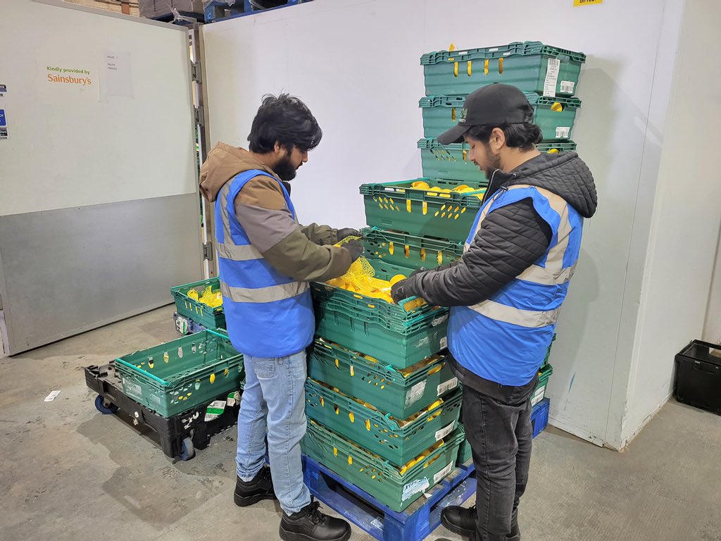 Ahmadiyya Muslim Youth Association (AMYA) of Wolverhampton supporting 
FareShare Charity earlier today.

@FareShareUK @FareShareMids 
@UKMuslimYouth
@AMYA_Humanity
@AMYA_WM

Serving humanity is what our faith teaches us.