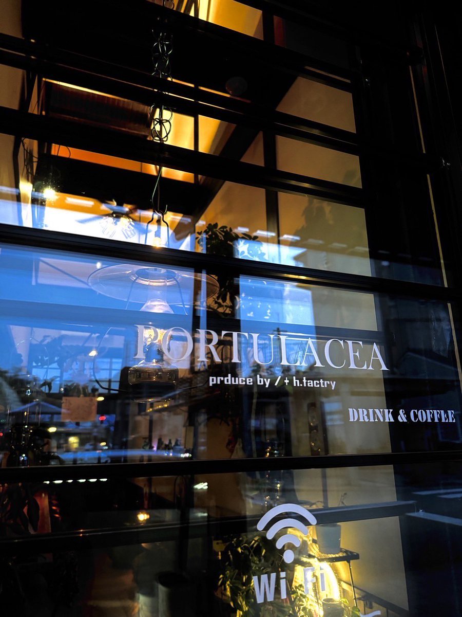 Syouda_Boy's tweet photo. 輪島駅前ゴーゴーカレーさんの隣に
【PORTULACEA】というBARがあります

能登半島地震後、飲食店等の再開が難しい中、輪島の人たちの居場所を作るために、少しでも笑顔が戻るように、無理をしながらもお店の営業を再開してくれました。

そのお店で働いている幼馴染から
「輪島の飲食店も復興に向けて頑張っているよ！」と連絡がありました。

輪島市に訪れる機会はなかなかないかもしれませんが、もしお越しくださった時にはこちらのお店���皆様宜しくお願い致します。