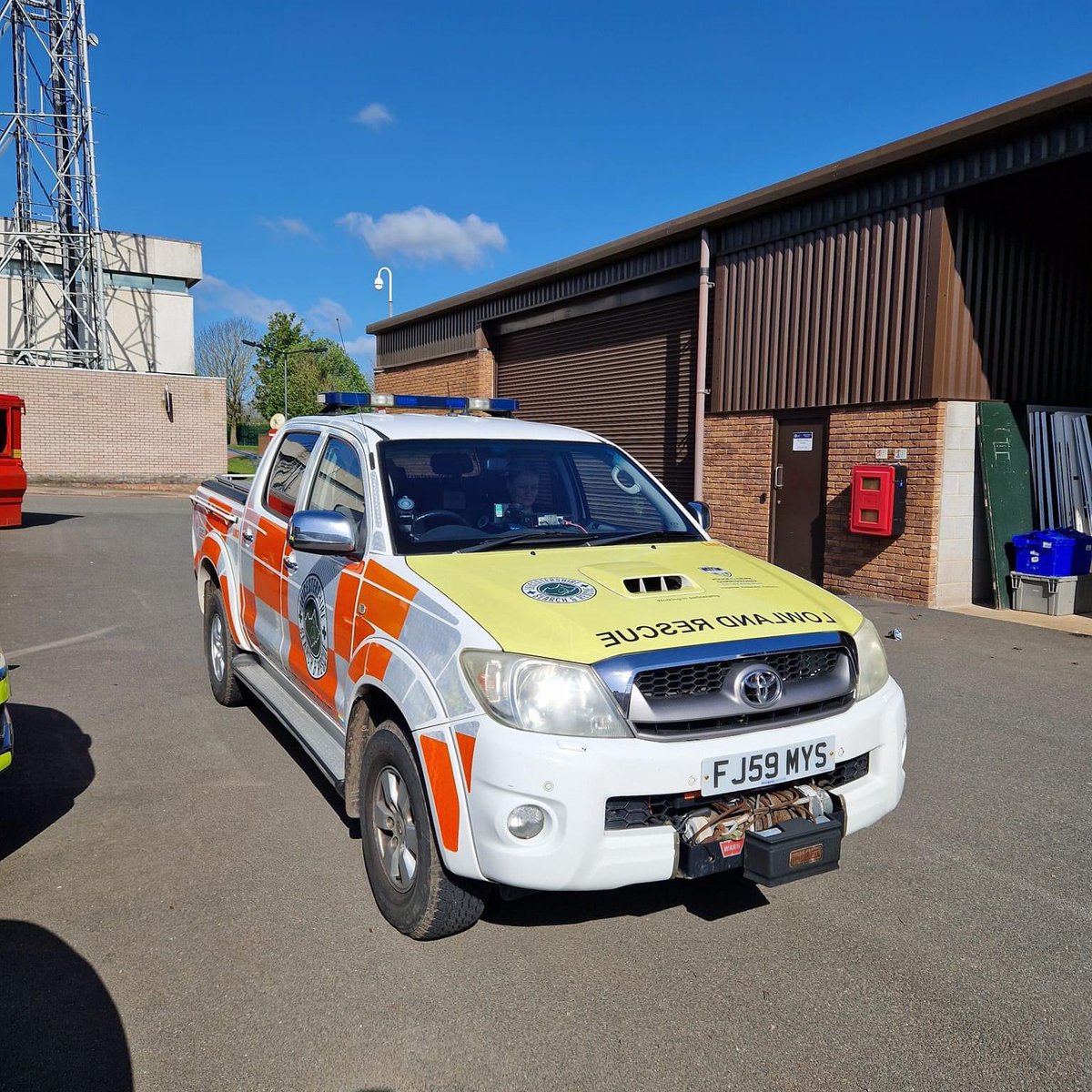LeicSAR_CFR's tweet photo. Lisa &amp; Tony RA517, covering Leicester today, #staysafe everybody on this glorious sunny Saturday, responding to @EMASNHSTrust calls, both emergency and non-urgent tasking #teamEMAS https://t.co/eofGW8hFfz