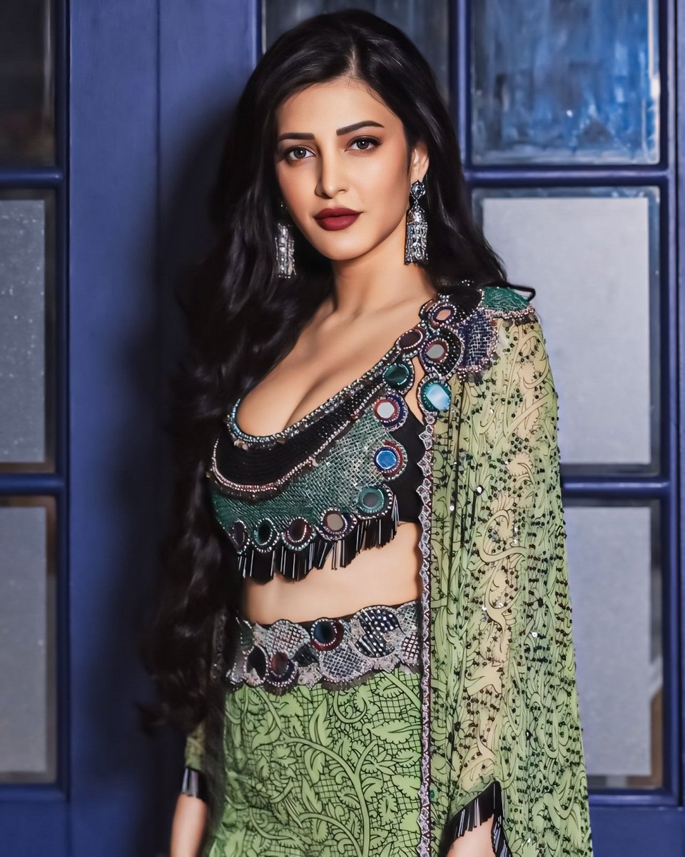 Heart throb💚☘️

#ShrutiHaasan