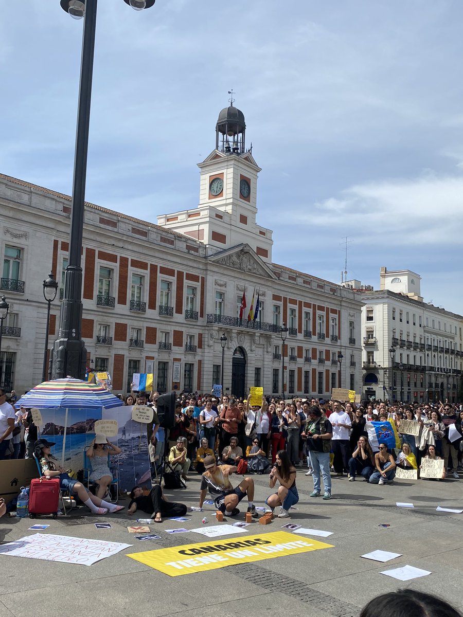 LauraCabreraS's tweet photo. Alguien que me explique por qué la tv canaria no esta retransmitiendo en directo un evento histórico para las islas #20A #CanariasTieneUnLimite 

Desde Madrid: https://t.co/Wz2KBopQls