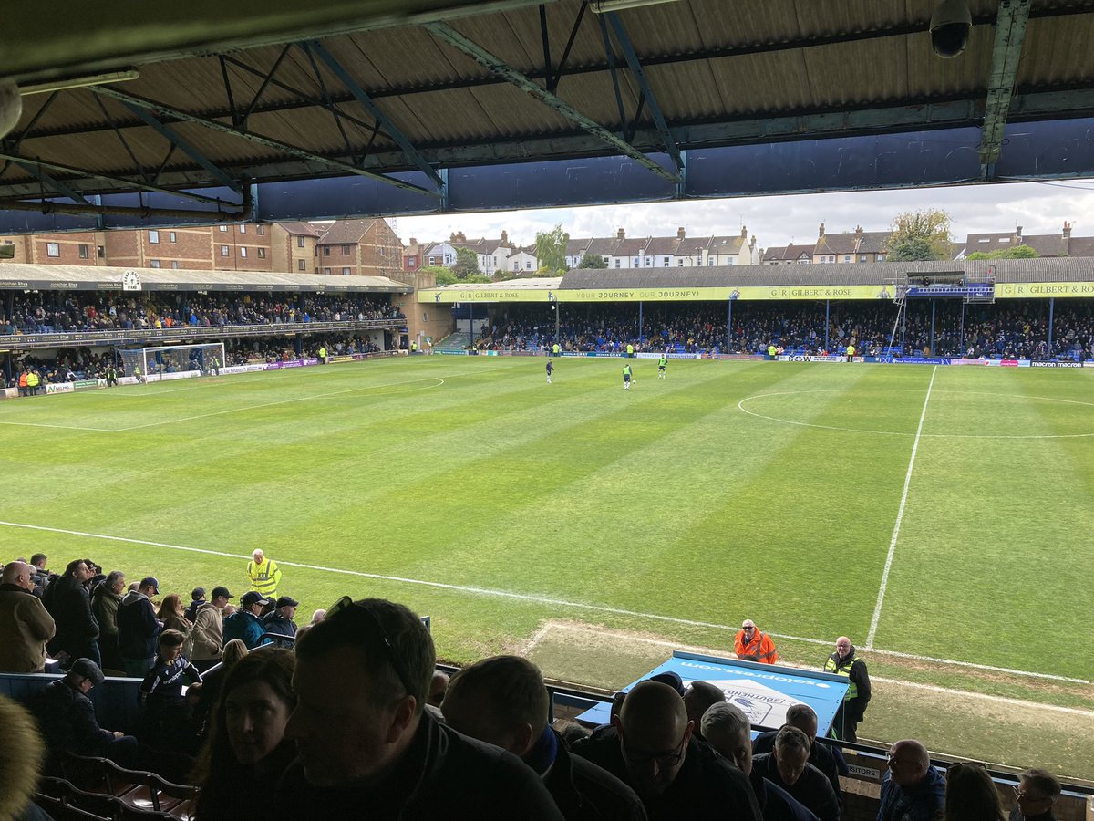 A great start for Southend United here at Roots Hall, but level at the break against Rochdale. Commentary continues with me and Paul Clark on <a href="/BBCEssexSport/">BBC Sport Essex</a> FM, digital radio and <a href="/BBCSport/">BBC Sport</a> website and app 
📻📻⚽️⚽️