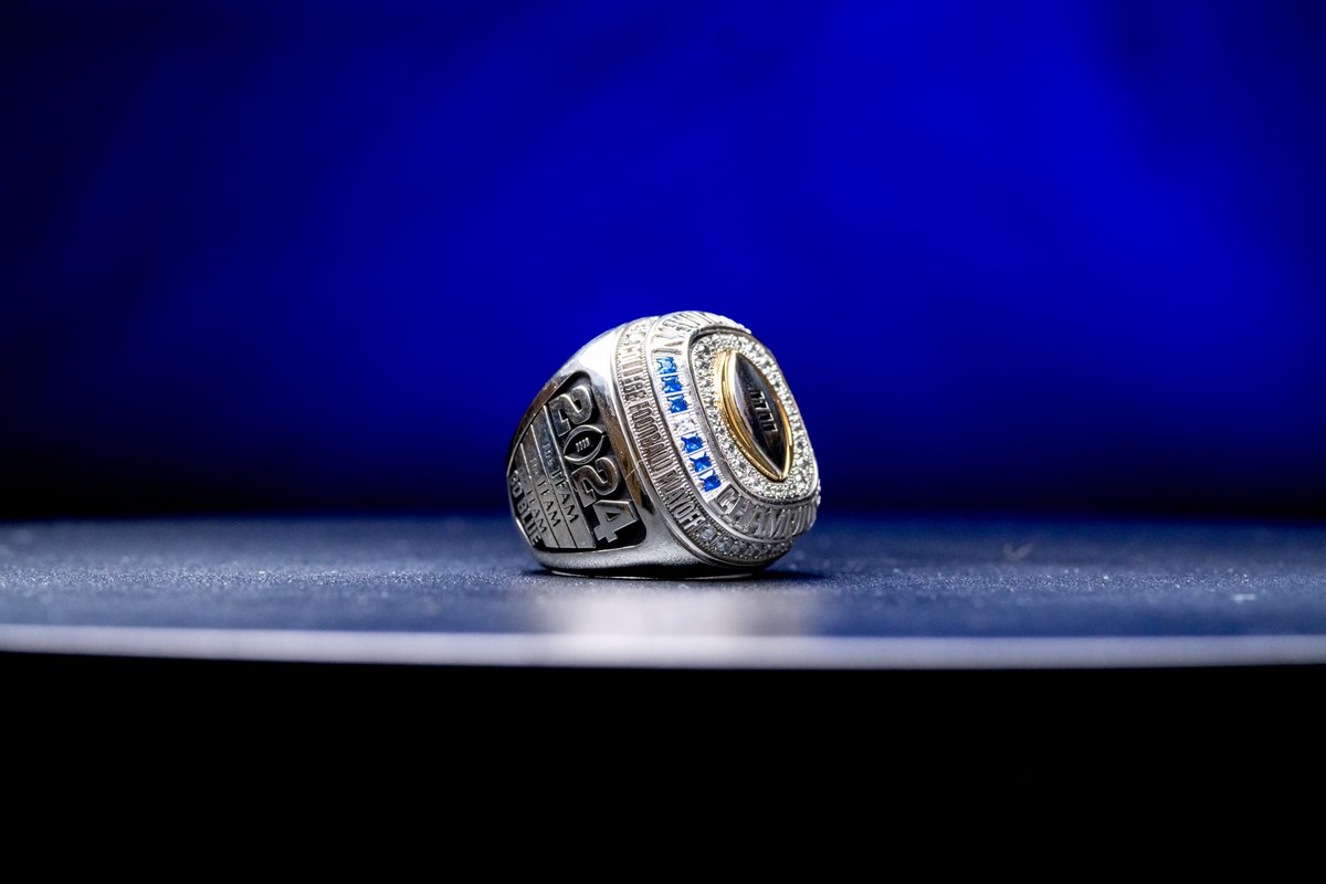 UMichFootball's tweet photo. Hail! to the conqu'ring heroes

#GoBlue https://t.co/hOu1NGwiaD