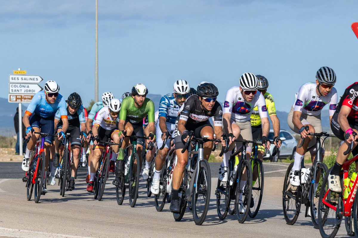 Stage 1 of 3 Dias de Mallorca last night was 75km of intervals 🥵🥵 Stayed with the main group. Loved it. But very different to riding up hills in Colombia. 75km in less than 1hr 45 (av speed was 44kph). In Colombia some days 75km would take 5 hours 😂 📷 Koldo Zuazaga